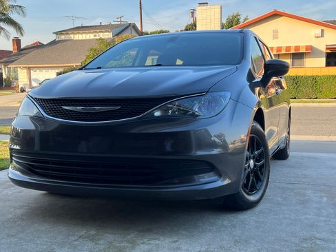 Used 2018 Chrysler Pacifica LX image 2