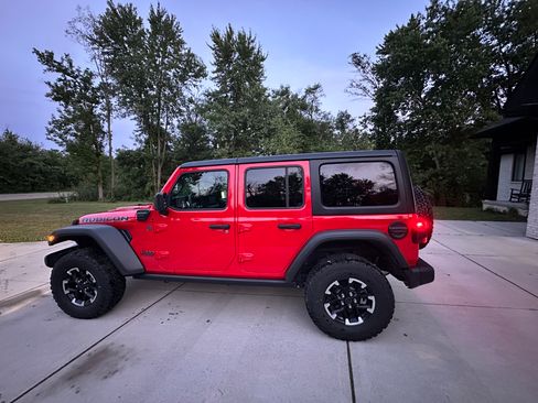 Used 2025 Jeep Wrangler Unlimited Rubicon 4xe w/ Safety Group AWD/4WD image 4