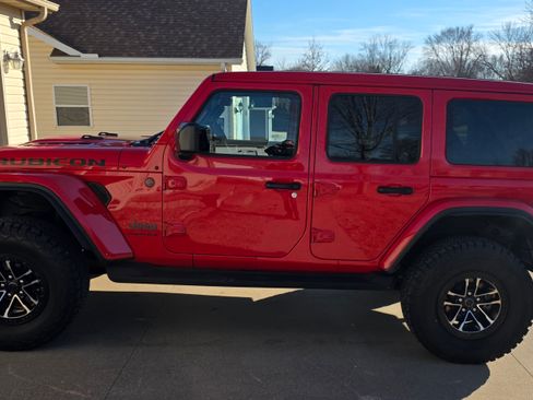Used 2024 Jeep Wrangler Unlimited Rubicon image 2