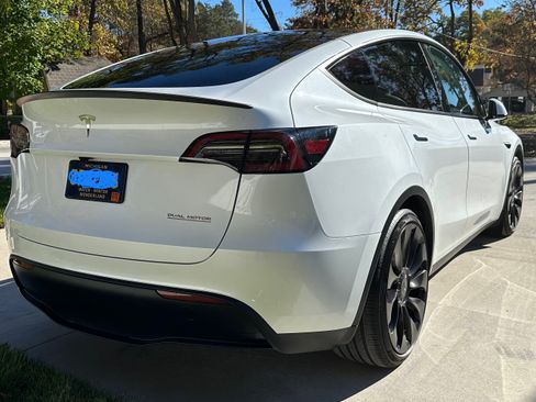 Used 2025 Tesla Model Y Performance image 6