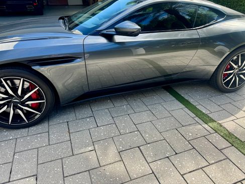 Used 2019 Aston Martin DB11 Coupe image 2