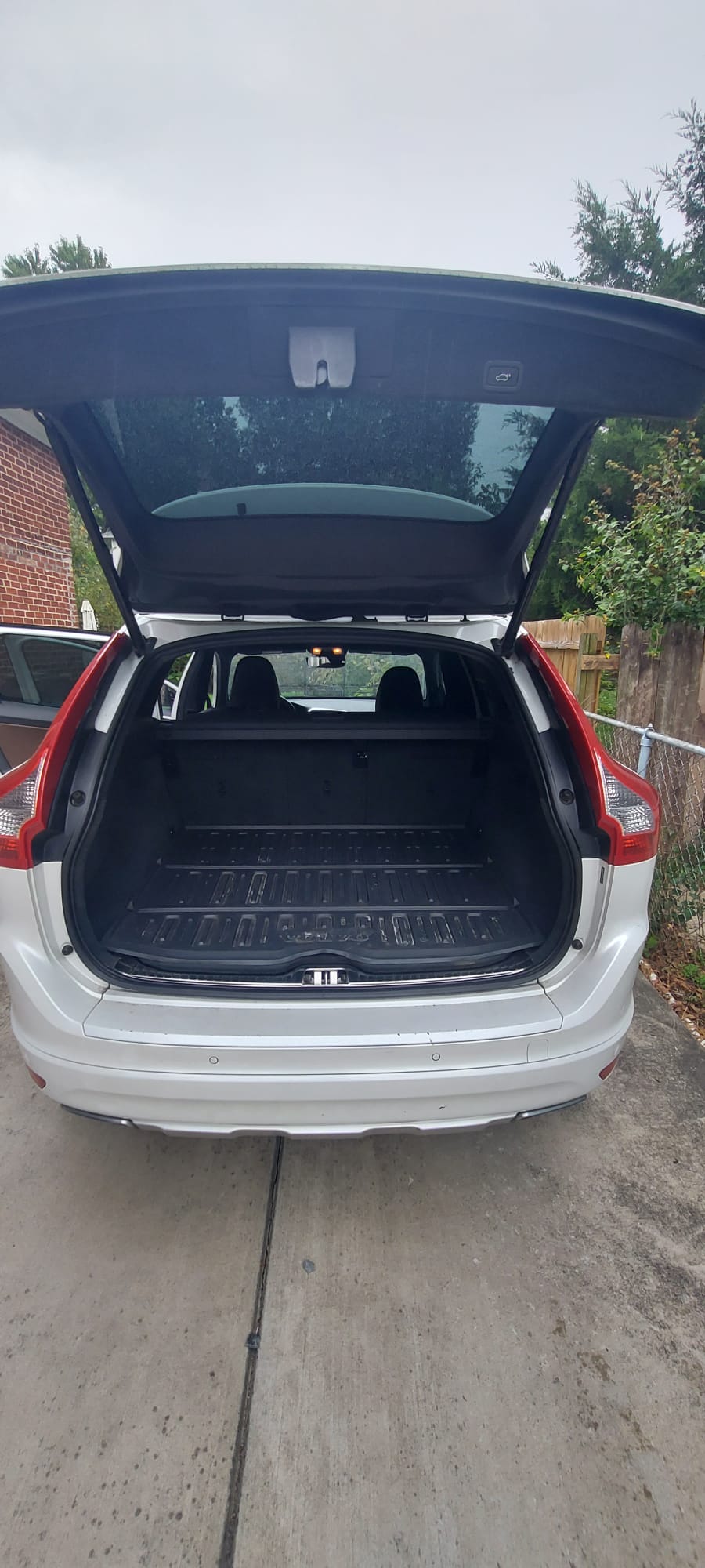 Used 2015 Volvo XC60 T6 w/ Proximity Package AWD/4WD image 9