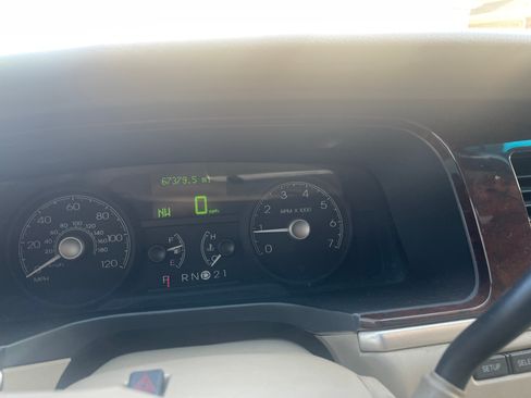 Used 2006 Lincoln Town Car Signature Limited RWD image 14