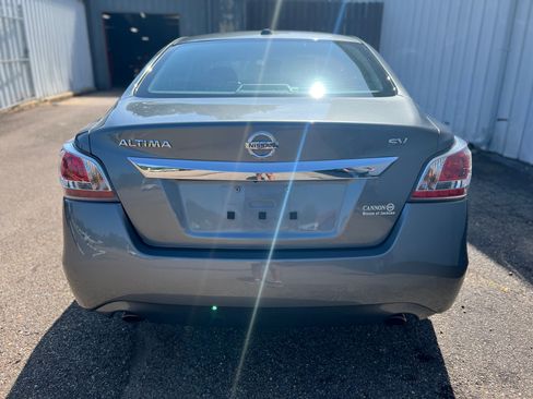 Used 2015 Nissan Altima 2.5 SV w/ Convenience Package FWD image 9