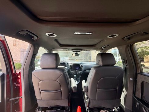 Used 2022 Chevrolet Traverse LT w/ LT Premium Package image 13