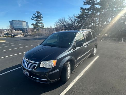 Used 2013 Chrysler Town & Country Touring image 8
