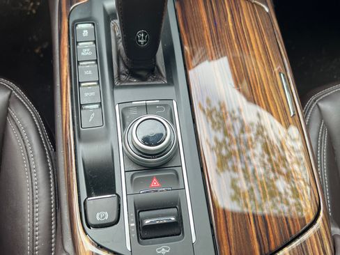 Used 2019 Maserati Levante GranLusso AWD/4WD image 16