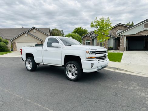 Used 2018 Chevrolet Silverado 1500 LT w/ LT Convenience Package image 1