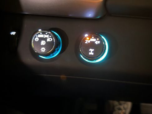 Used 2018 Chevrolet Suburban Premier AWD/4WD image 13