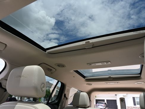 Used 2023 GMC Acadia Denali w/ Denali Ultimate Package FWD image 17
