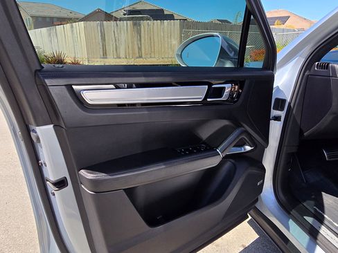 Used 2019 Porsche Cayenne Turbo image 9