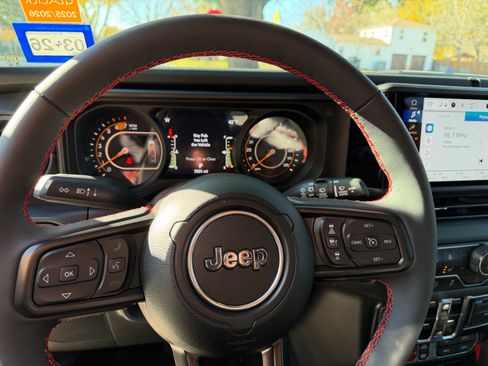 Used 2024 Jeep Wrangler Unlimited Rubicon w/ Technology Group image 11