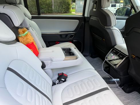 Used 2023 Rivian R1S Adventure AWD/4WD image 15