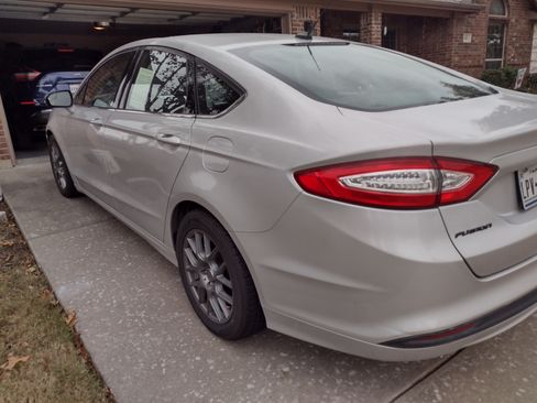 Used 2016 Ford Fusion SE image 10