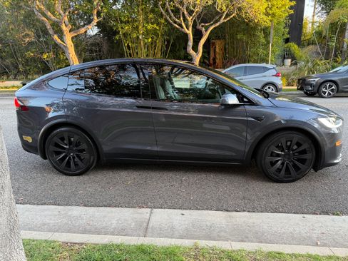 Used 2022 Tesla Model X Plaid image 9