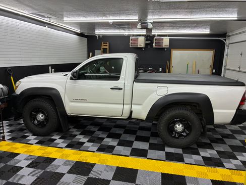 Used 2010 Toyota Tacoma Pickup 2D 6 ft image 1