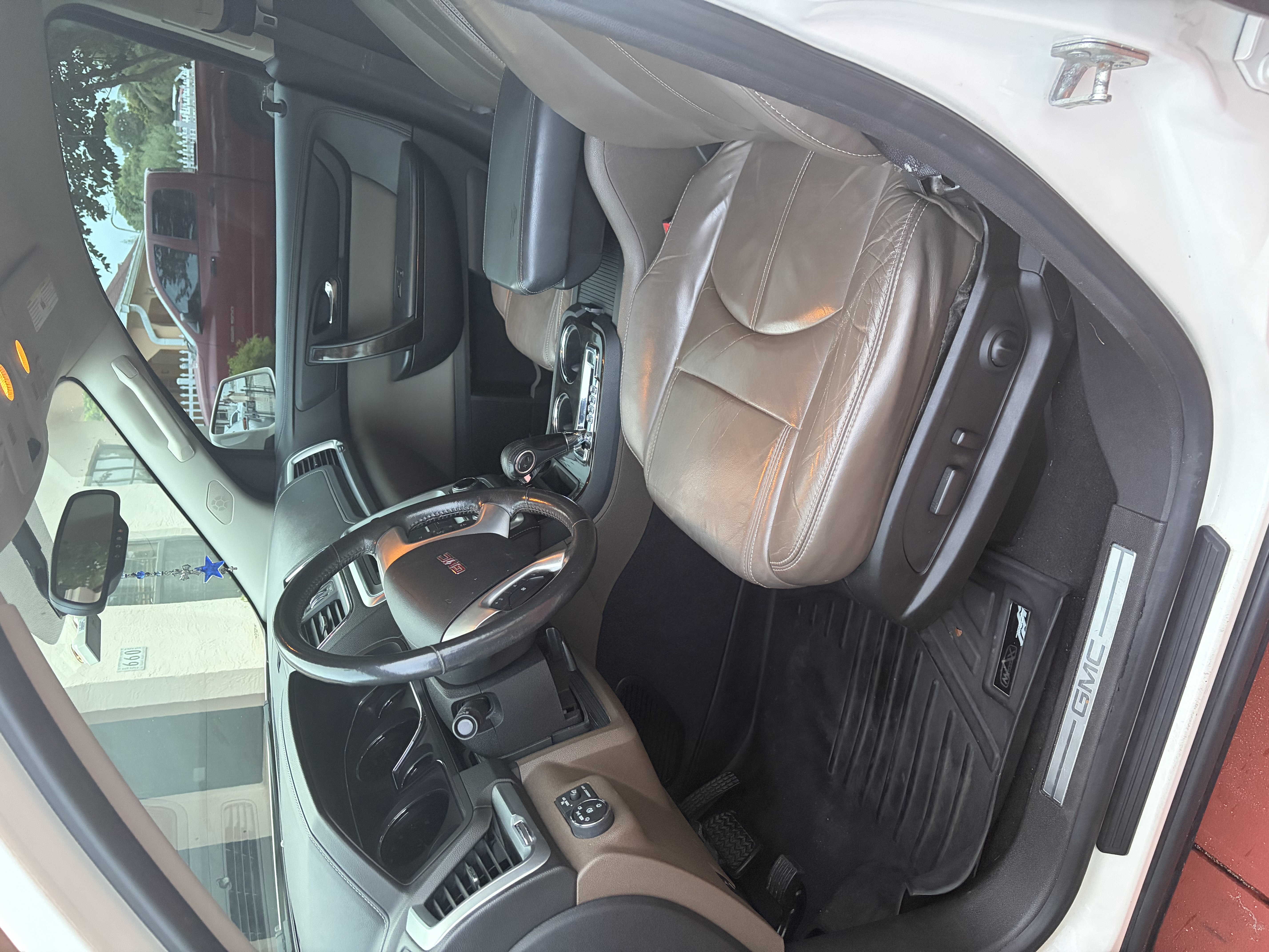Used 2014 GMC Acadia SLT FWD image 2