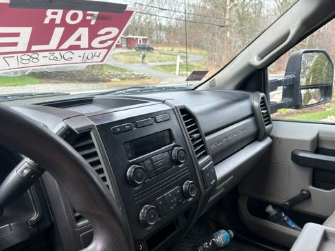 Used 2017 Ford F550 2WD Regular Cab Super Duty image 9