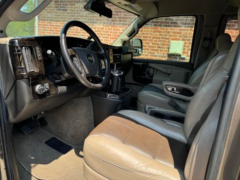 Used 2019 Chevrolet Express 2500 Extended RWD image 6