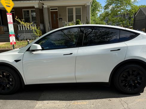 Used 2021 Tesla Model Y Long Range AWD/4WD image 2