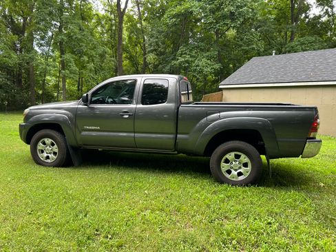 Used 2011 Toyota Tacoma PreRunner w/ SR5 Pkg #2 image 4
