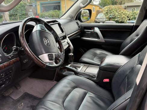 Used 2013 Toyota Land Cruiser Sport Utility 4D image 6