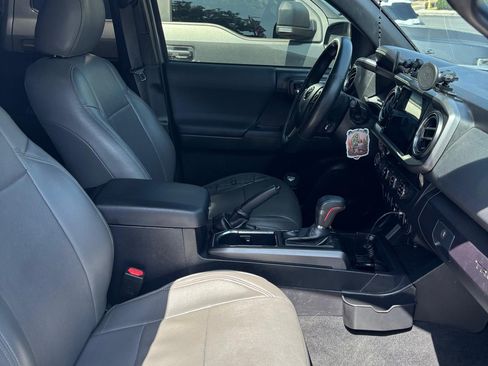 Used 2018 Toyota Tacoma TRD Off-Road w/ Technology Package AWD/4WD image 11