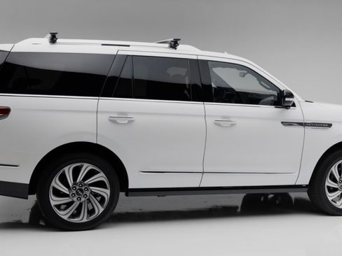 Used 2023 Lincoln Navigator L Reserve image 2