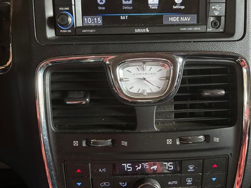 Used 2015 Chrysler Town & Country Limited Platinum w/ Trailer Tow Group FWD image 8