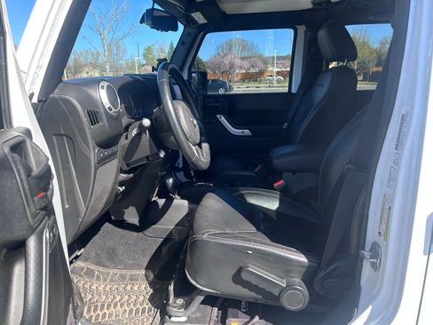 Used 2013 Jeep Wrangler Unlimited Rubicon w/ Connectivity Group image 8