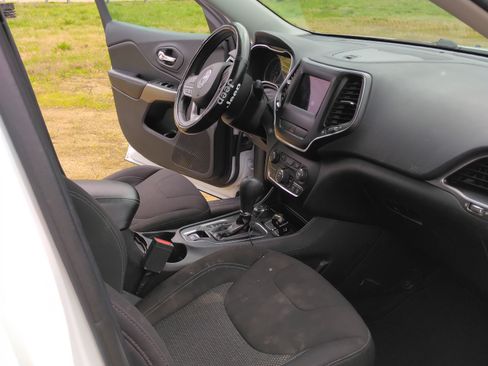 Used 2019 Jeep Cherokee Latitude w/ Popular Appearance Group image 13