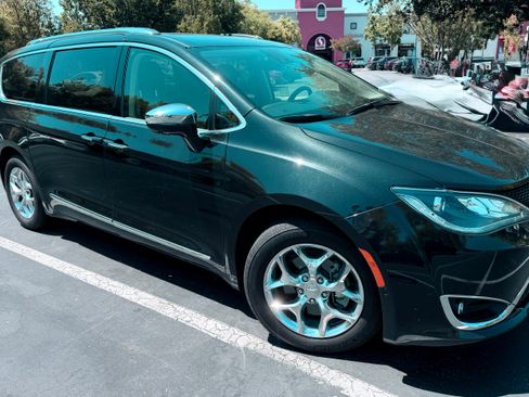 Used 2018 Chrysler Pacifica Limited w/ Advanced Safetytec Group FWD image 2