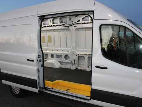 Used 2022 Ford E-Transit 148 High Roof Extended image 5