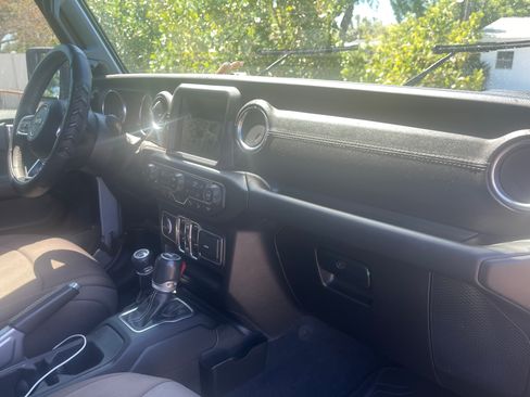 Used 2019 Jeep Wrangler Unlimited Sahara image 11