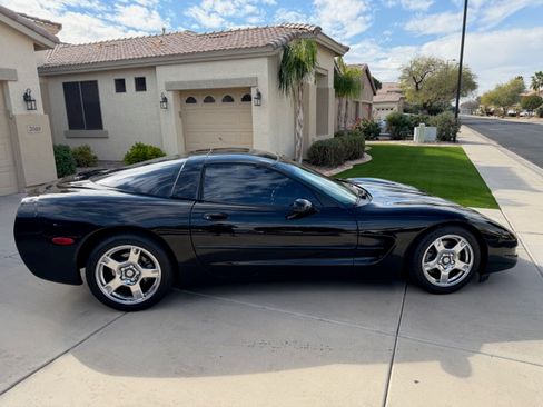 Used 1997 Chevrolet Corvette Coupe w/ Memory Pkg image 1