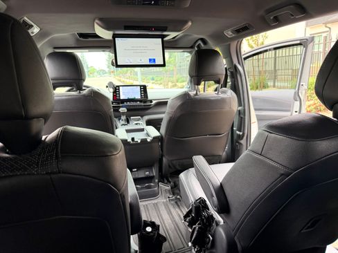 Used 2023 Toyota Sienna XSE image 11