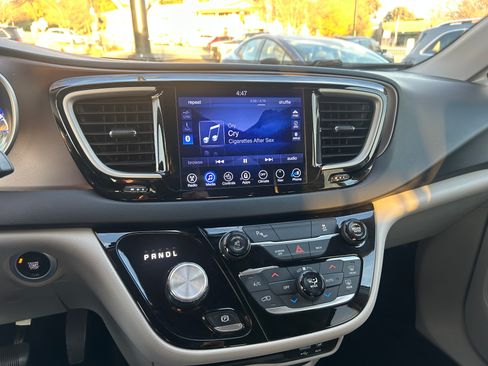 Used 2017 Chrysler Pacifica Touring-L image 6