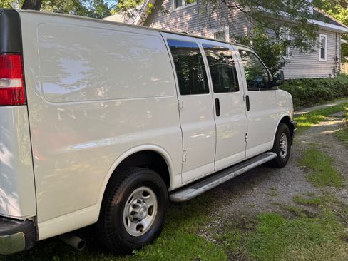 Used 2018 Chevrolet Express 2500 w/ Driver Convenience Package RWD image 5