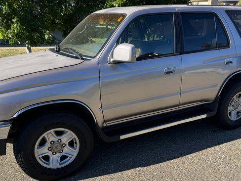 Used 2002 Toyota 4Runner SR5 w/ Upgrade Value Pkg 2 RWD image 1