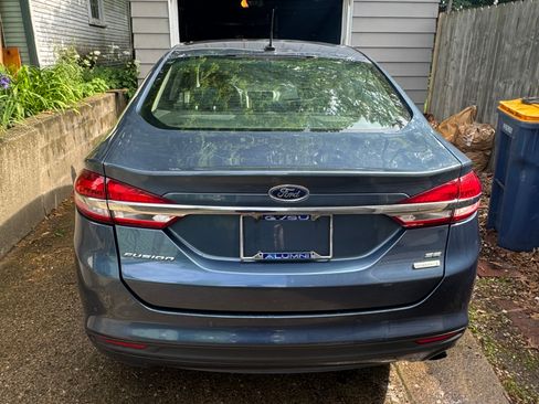 Used 2018 Ford Fusion SE w/ Fusion SE Technology Package FWD image 9