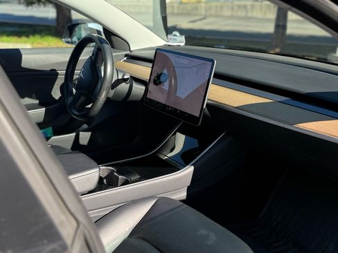 Used 2019 Tesla Model 3 Standard Range Plus image 9