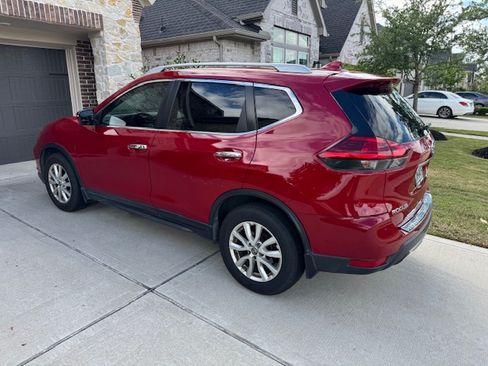 Used 2017 Nissan Rogue SV image 4