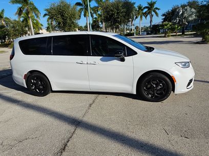 Used 2023 Chrysler Pacifica Limited w/ Uconnect Theater Family Group