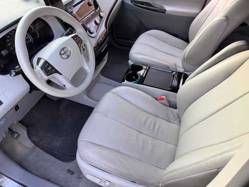 Used 2011 Toyota Sienna LE FWD image 4