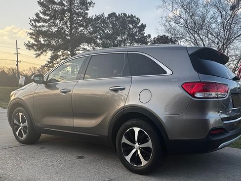 Used 2016 Kia Sorento EX image 2