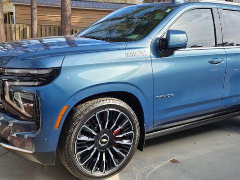 Used 2025 Chevrolet Tahoe High Country image 2