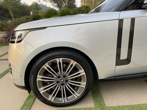 Used 2025 Land Rover Range Rover SE image 18