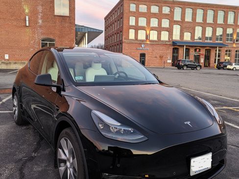 Used 2022 Tesla Model Y Long Range image 1