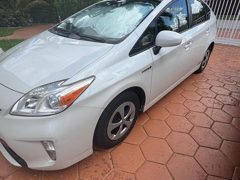 Used 2015 Toyota Prius Four image 1