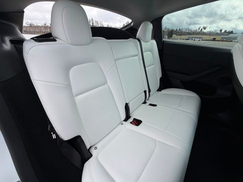 Used 2023 Tesla Model Y Performance image 18